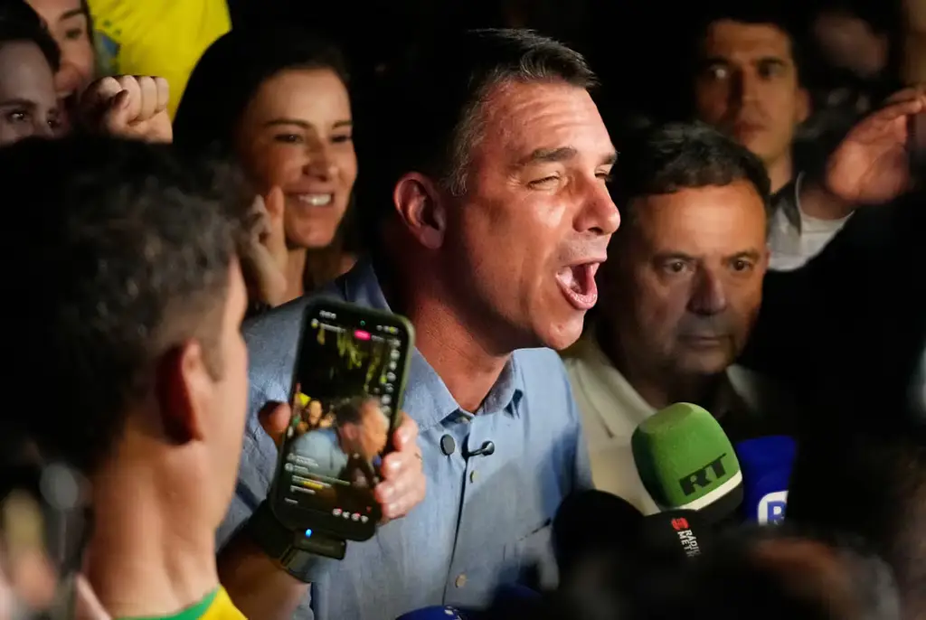 Flavio Bolsonaro under söndagens valvaka.