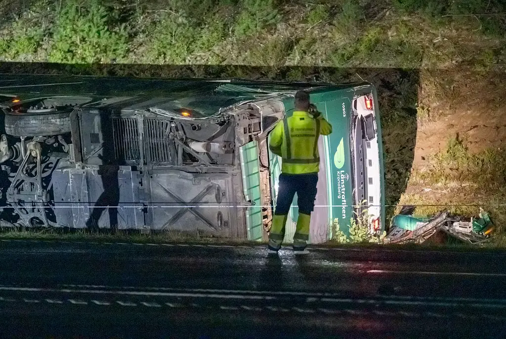 Olycksutredare  på plats efter att en buss kört i diket på riksväg 25 mellan Alvesta och Växjö.
