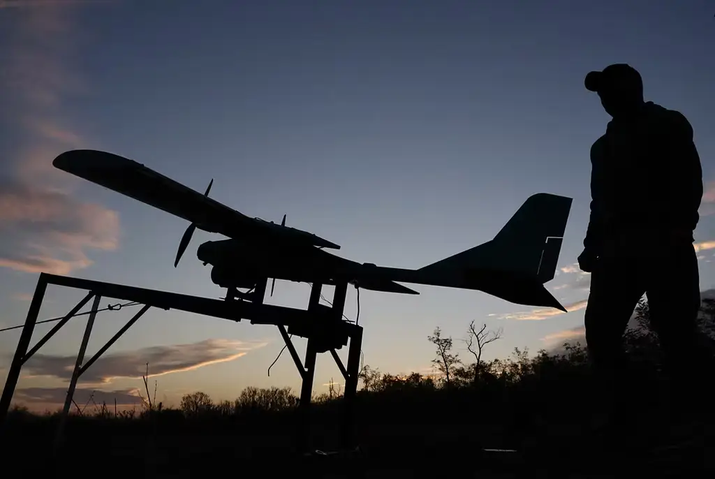 Arkivbild. Ukrainsk soldat vid drönare.