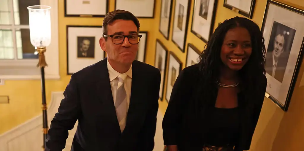 Storbritanniens premiärminister Andy Burnham och energiminister Miatta Fahnbulleh.
