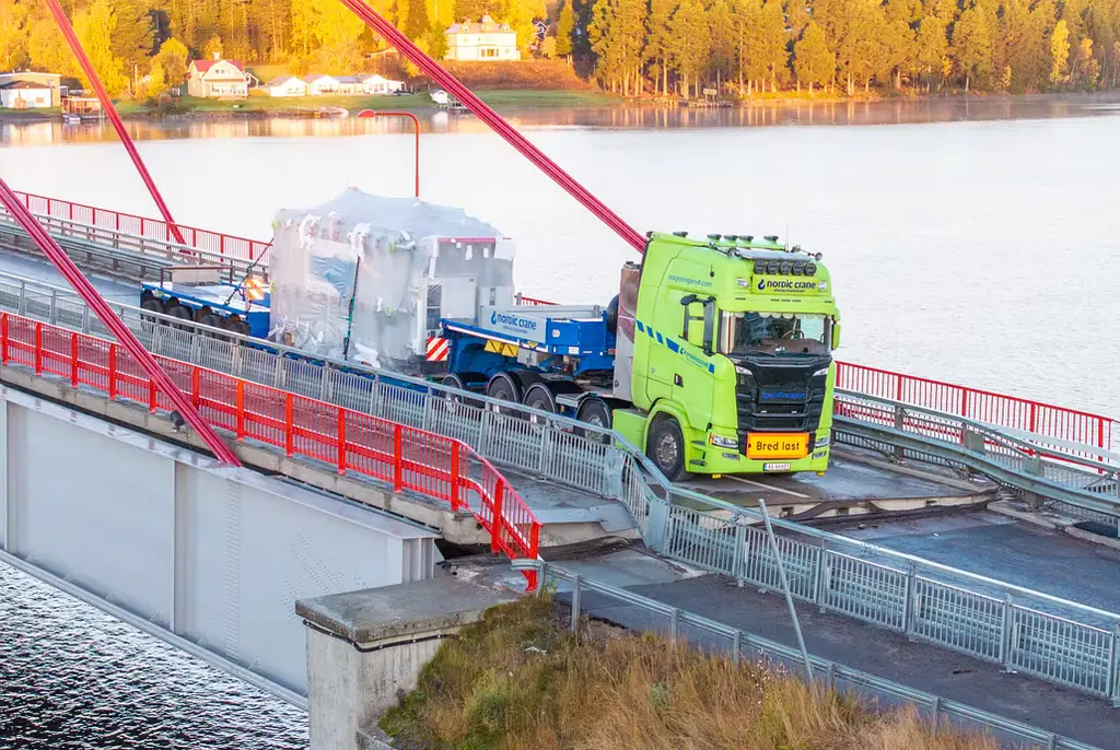 Strömsundsbron längs E45 är helt avstängd efter en olycka med en tung transport.
