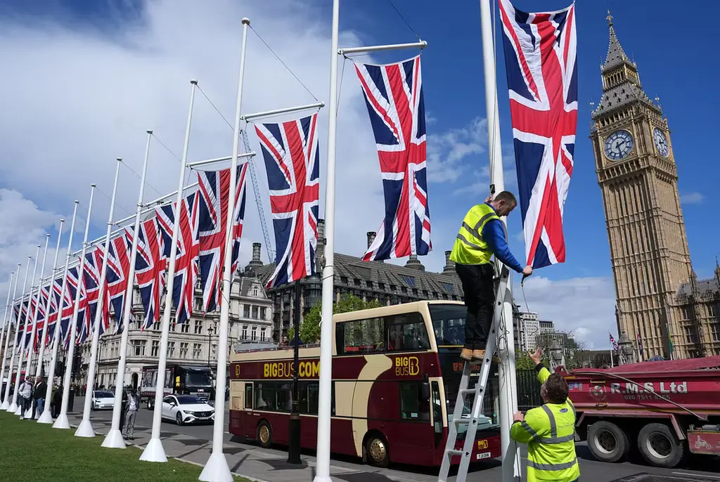 Brittiska flaggor utanför parlamentet.