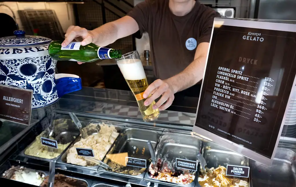 Illustrationsbild. Kennys Gelato Glassfabriken i Nacka serverar en öl.