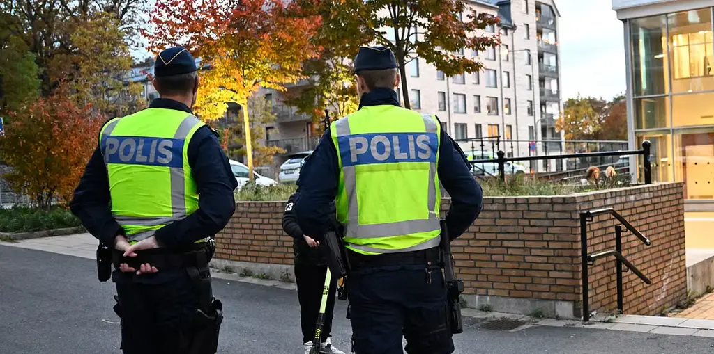 Polisen på plats i Älvsjö.