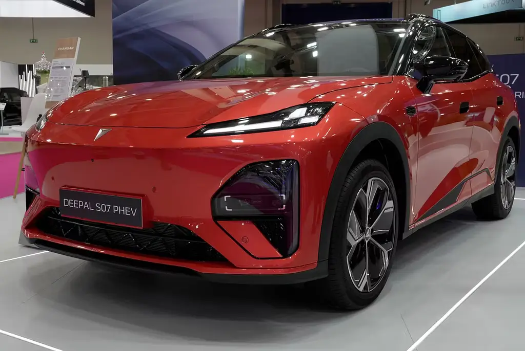 Den kinesiska laddhybriden Changan Deepal S07 Ultra visas upp på en bilmässa i Aten. Nu vill EU begränsa importen av kinesiska hybridbilar.