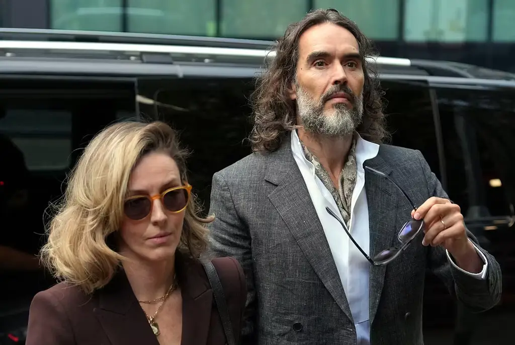 Russell Brand utanför domstolen i London i veckan.