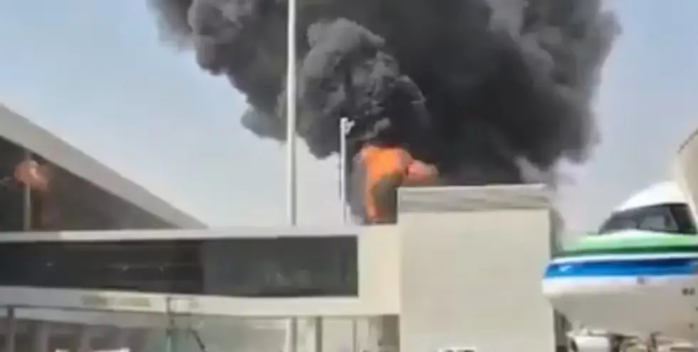 Flygplatsen i Riyad står i brand under fredagen.