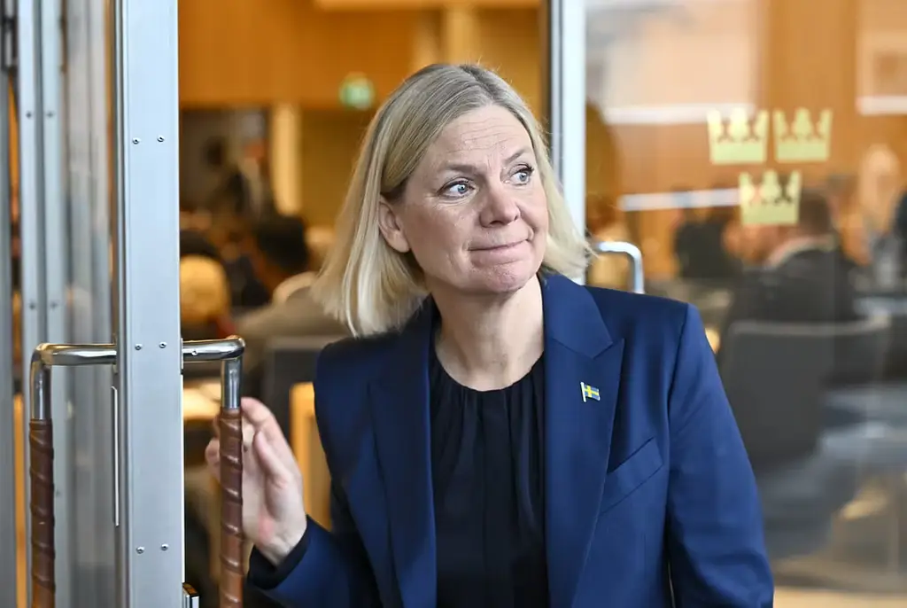 Socialdemokraternas partiledare Magdalena Andersson på väg ut från plenisalen i riksdagen, under upprop och talmansval. Foto: Martin Pahlmblad / TT / Kod 12270