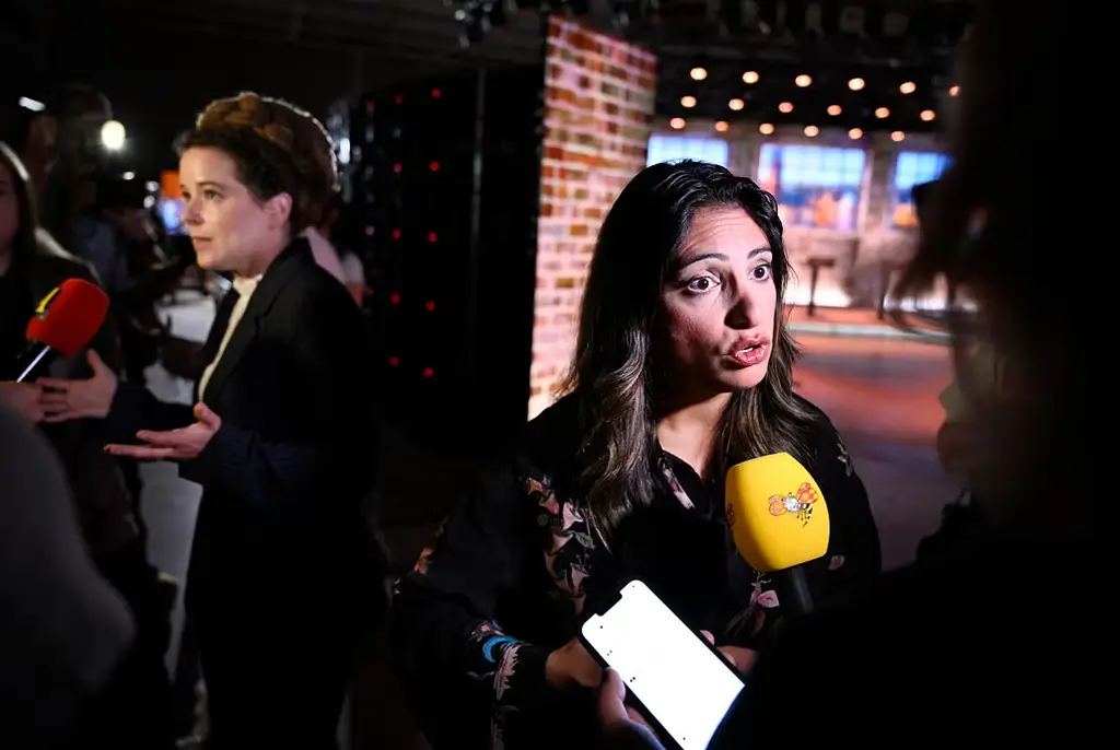 Arkivbild: Vänsterpartiets partiledare Nooshi Dadgostar (V) och Miljöpartiets språkrör Amanda Lind (MP).