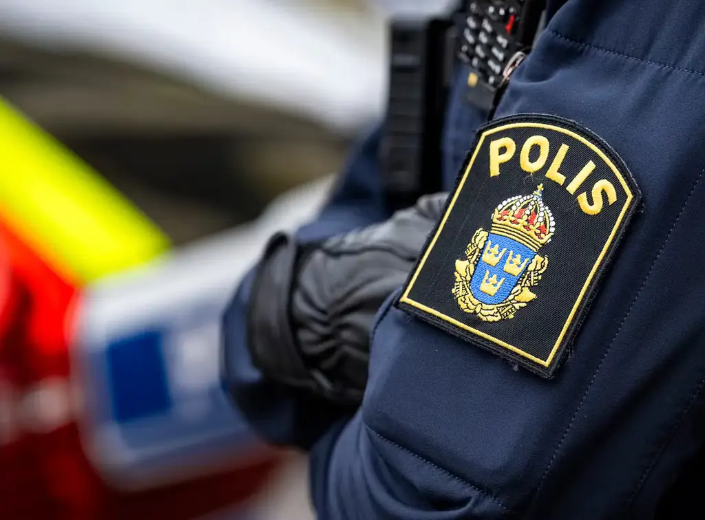 En polis blev biten i armen.