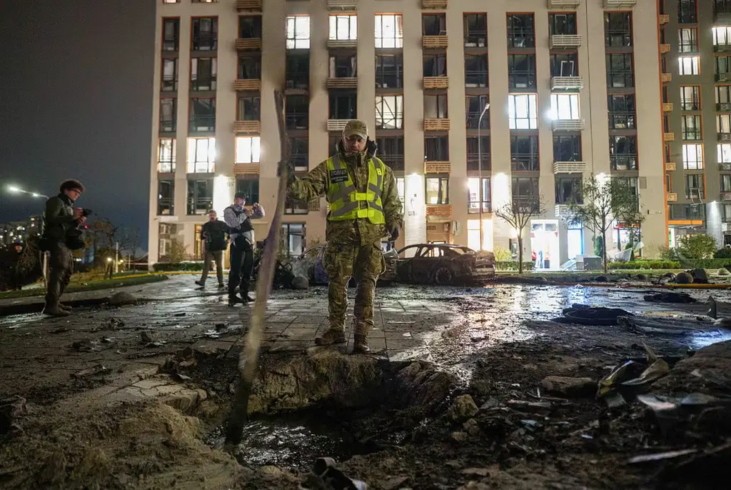 Poliser på plats efter en drönarattack under måndagen.