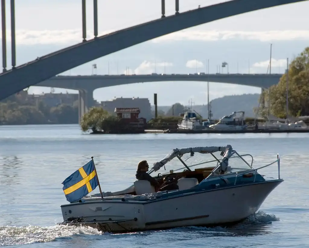 
En man i en fritidsbåt njuter av oktobersolen på Mälaren vid Norr Mälarstrand i Stockholm.