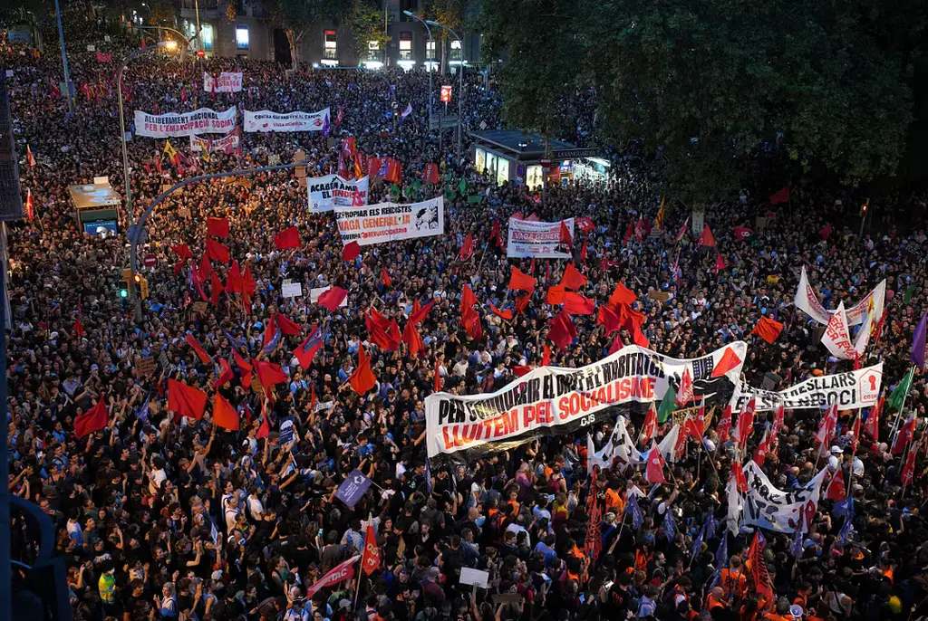 Tiotusentals demonstrerade i Barcelona mot bostadsbristen i Spanien.