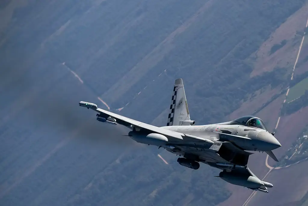 Ett stridsflyg av modellen Typhoon. Under tisdagen meddelade Storbritannien att man skickar stridsflyg till Saudiarabien efter att huthiernas angrepp mot landet fortsatt.
