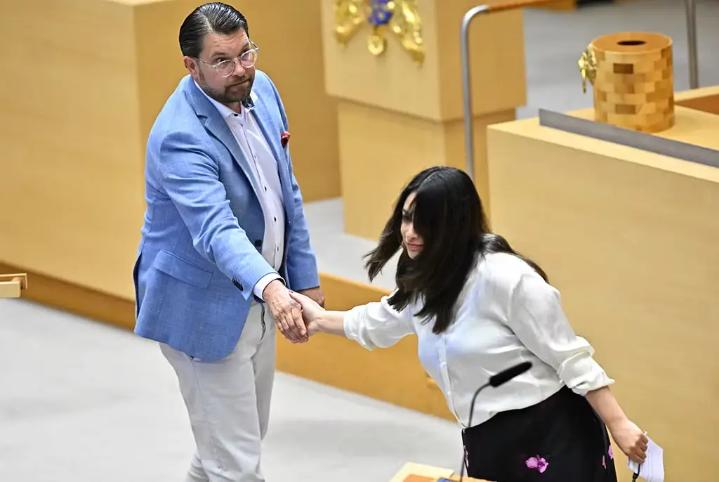 Sverigedemokraternas partiledare Jimmie Åkesson (SD) och vänsterpartiets partiledare Nooshi Dadgostar (V).