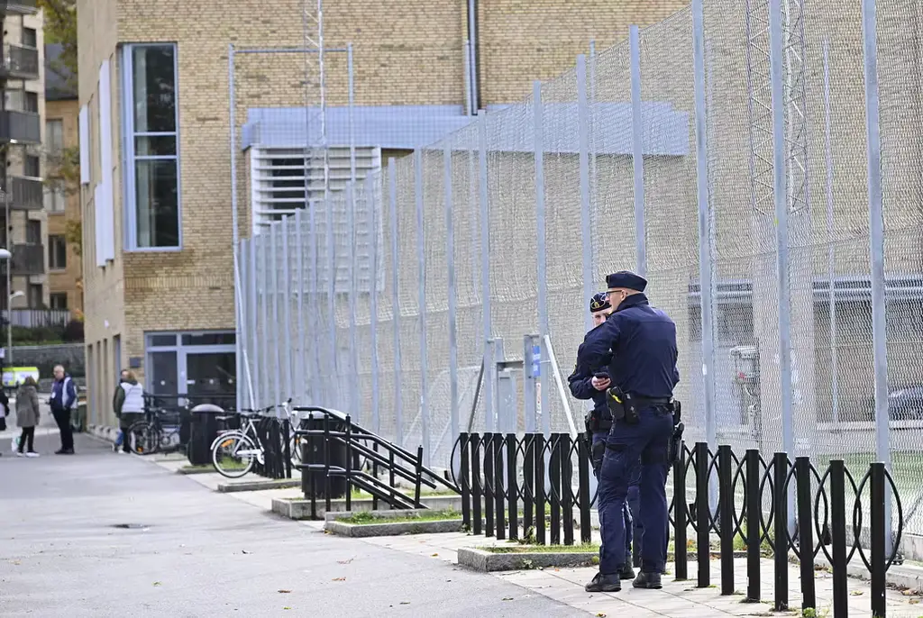 Polis utanför Kämpetorpshallen Älvjsö dagen efter skjutningen.