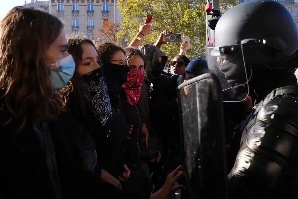 Franska studenter möter kravallpolis under en demonstration i Paris på torsdagen.