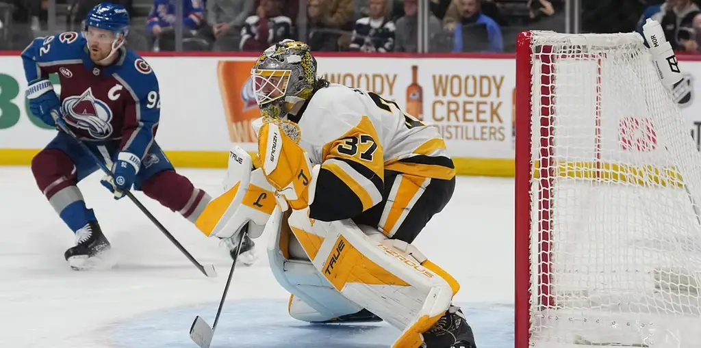 Gabriel Landeskog framför Pittsburghs målvakt Arturs Silovs.