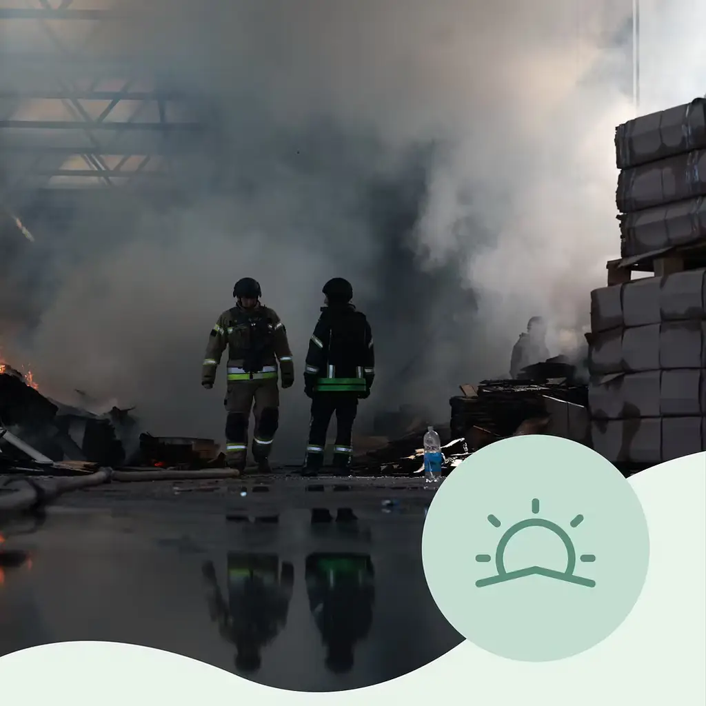 Brandmän som släcker en brand i Zaporizjzja.