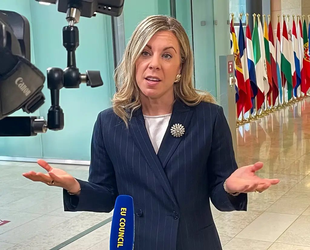 EU-minister Jessica Rosencrantz på väg in till tisdagens EU-möte i Luxemburg.