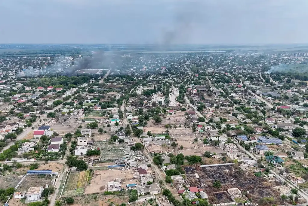 Odaterad bild från en video som Ukrainas 34:e separata marininfanteribrigad Borysfen tillhandahöll den 22 september 2026: Rök stiger från ett bostadsområde i den ryskockuperade staden Olesjky i Chersonregionen i Ukraina.