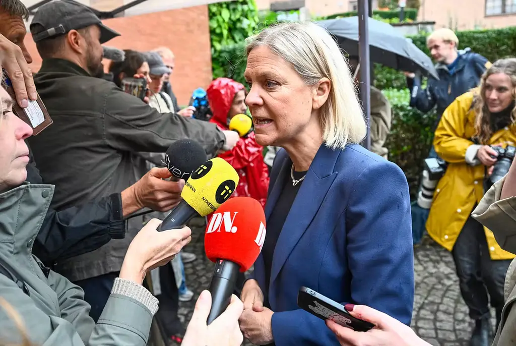 Socialdemokraternas partiledare Magdalena Andersson anländer till Högberga gård på Lidingö.