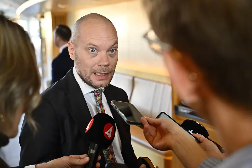 
Martin Kinnunen (SD) på väg in i kammaren inför omröstningen om nya utskottsordförande i riksdagen.