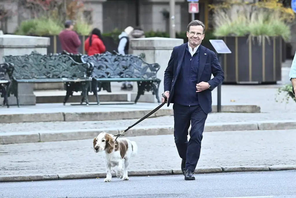 Statsminister Ulf Kristersson (M) ute på promenad med hunden Winston i centrala Stockholm förra veckan.