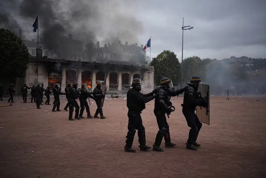 Poliser i Paris, 17 oktober.