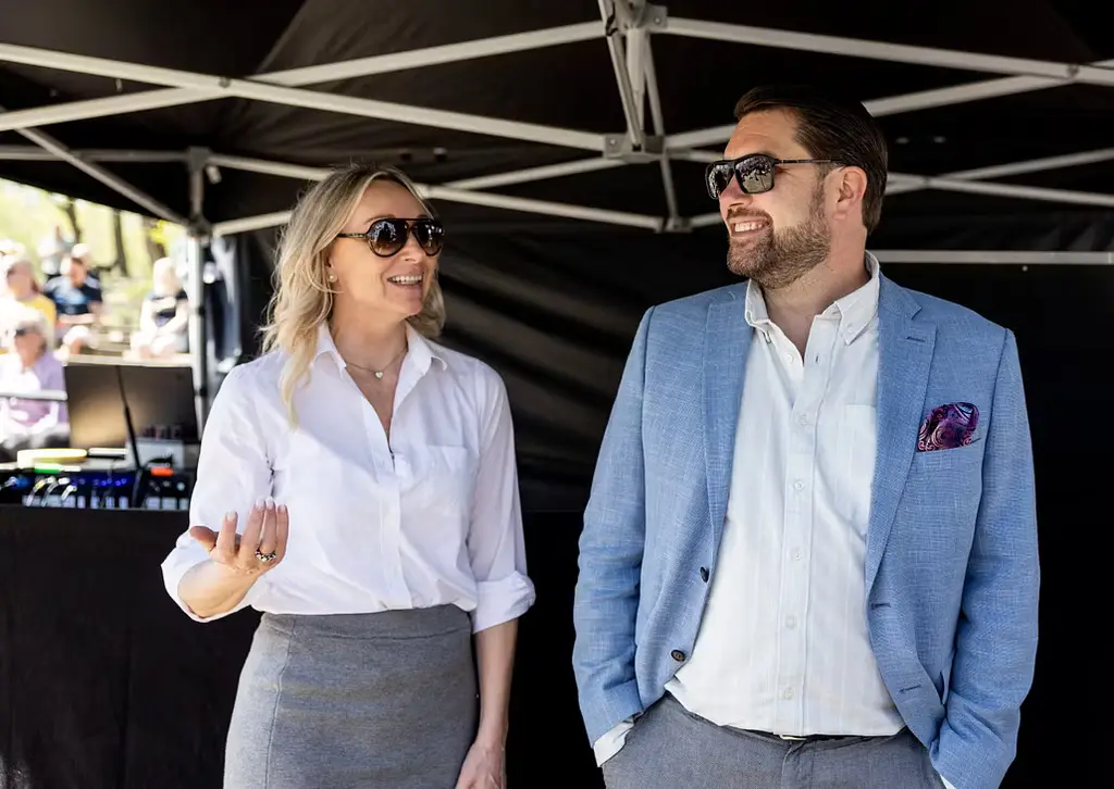 Stegrud tillsammans med partiledare Jimmie Åkesson i Stockholm, arkivbild från maj 2024.