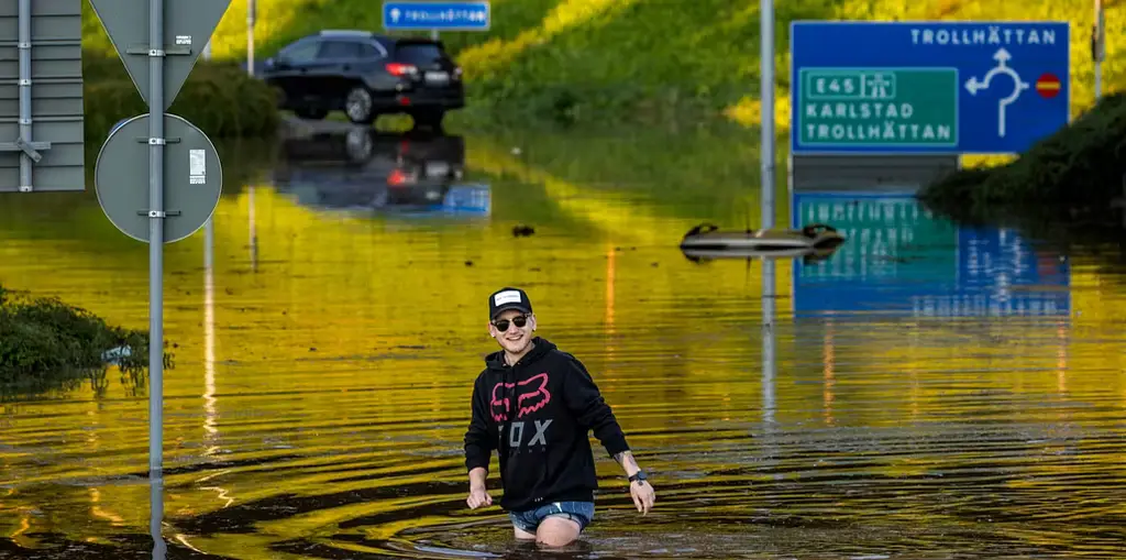 En del av E45 stängs av efter att vägras mellan Lilla Edet och Trollhättan den 28 juli 2024.