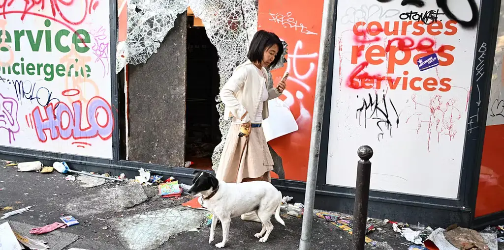 En sönderslagen butik i Paris, en av många som förstördes och plundrades.