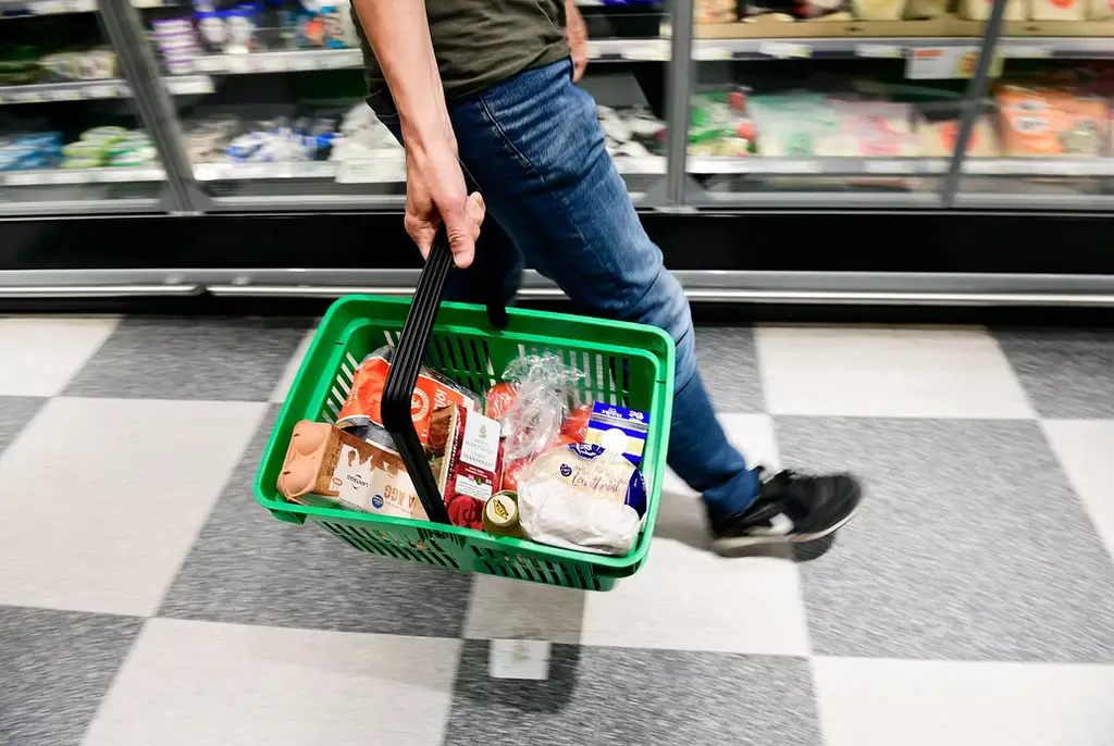 Dyrare paketresor och restaurangbesök bidrog också till inflationen i september.