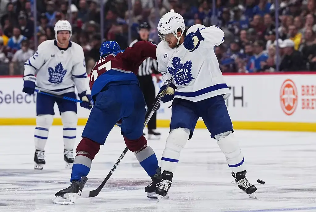 Colorados back Brett Kulak var en av många som hade problem att stoppa svenske William Nylander i natt.