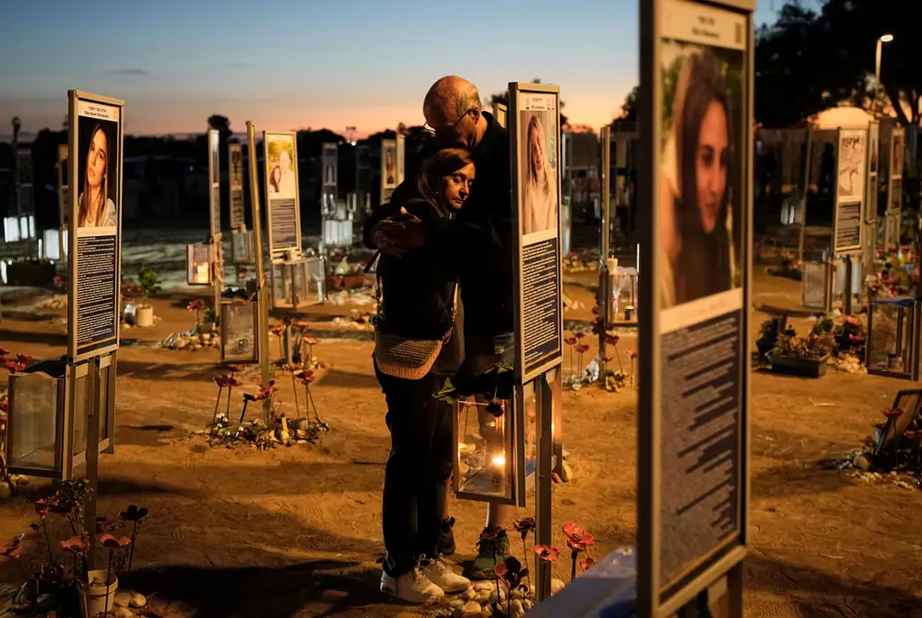Benny och Maggy Solomon sörjer sin dotter Hila Solomon, som blev ett av Hamas offer under musikfestivalen Nova.