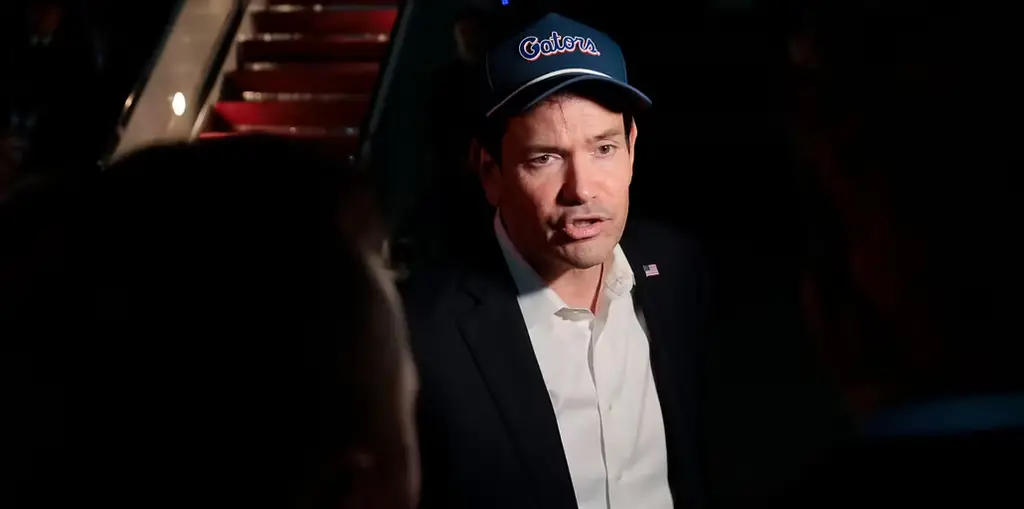USA:s utrikesminister Marco Rubio talar med journalister inför avresan till Uzbekistan på lördagen.
