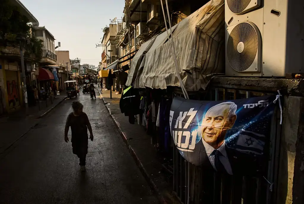 Arkivbild: Poster på Benjamin Netanyahu i Tel Aviv.