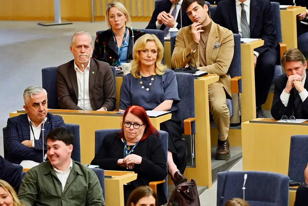 Miljöpartiets språkrör Daniel Helldén och Centerpartiets partiledare Elisabeth Thand Ringqvist under torsdagens statsministeromröstning.