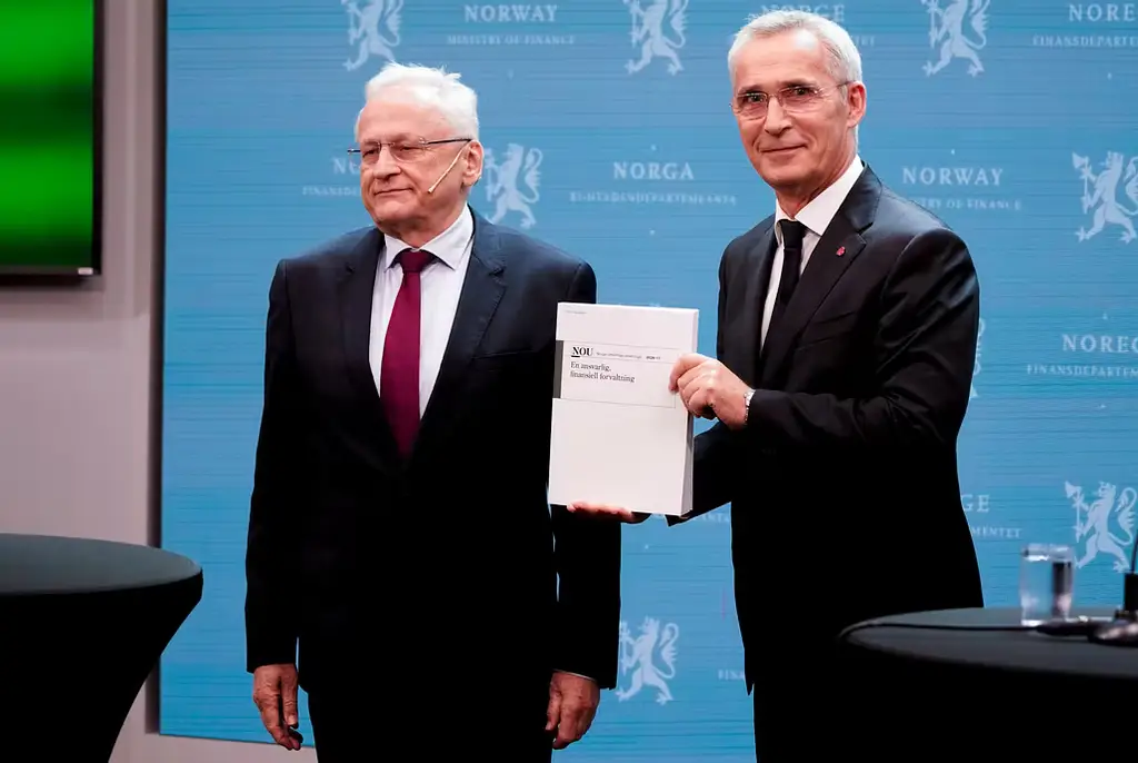 Norges finansminister Jens Stoltenberg – till höger – tar emot rapporten med nya etiska rekommendationer.