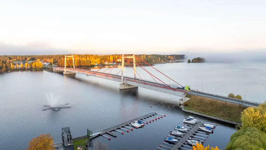 Arkivbild från 30 september: Strömsundsbron längs E45 är helt avstängd efter en olycka med en tung transport.
