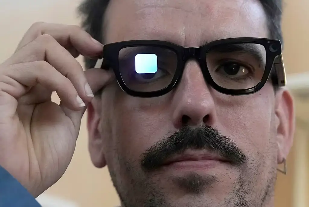 Illustrationsbild. Journalist testar Googles AI-glasögon.