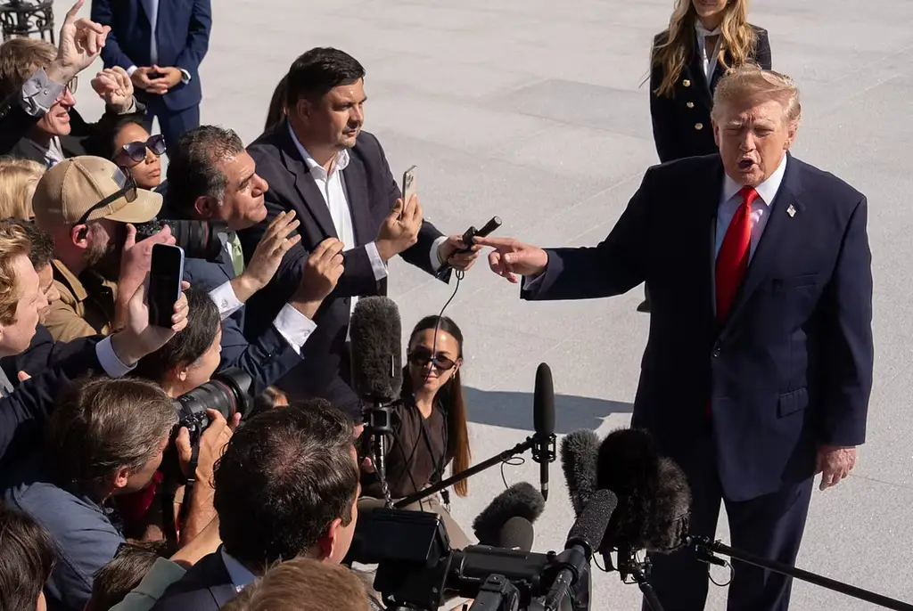 Donald Trump intervjuas utanför Vita huset