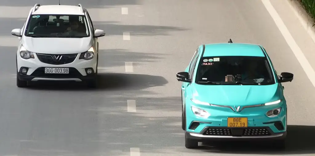 En taxibil från bolaget Vinfast i Hanoi i Vietnam 2024. Nu är de elbilarna på väg till Sverige.