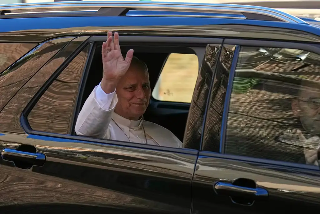 Pope Leo XIV lämnade Vatikanen tidigare under tisdagen inför operationen.