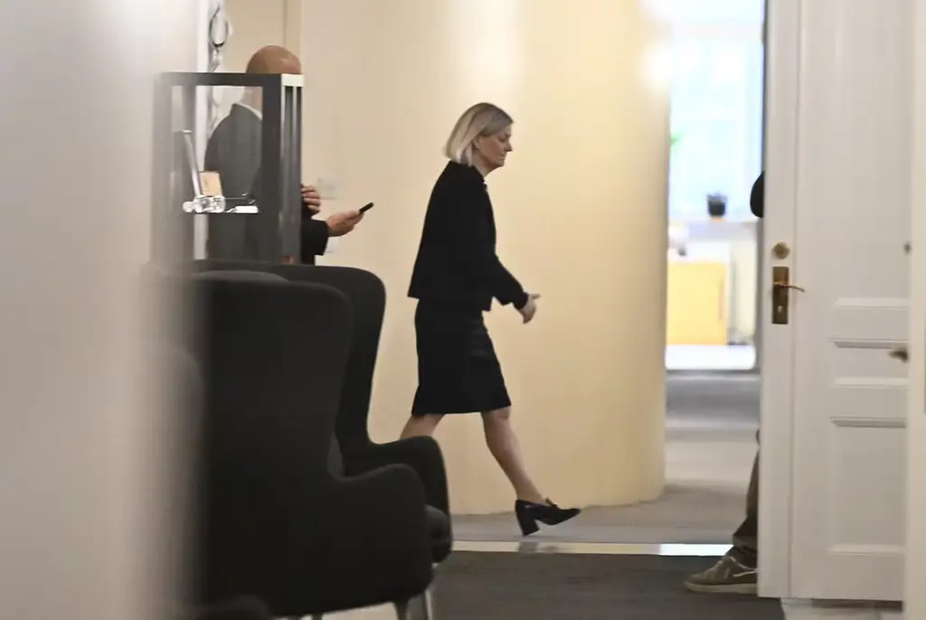 Magdalena Andersson (S) går i korridoren utanför Talmannens rum.