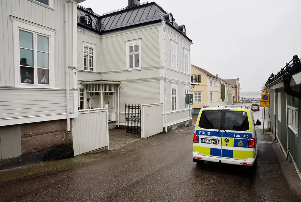 Polis på plats där en kvinna i 80-årsåldern har avlidit efter att ha hittats utomhus med skador i Hudiksvall.