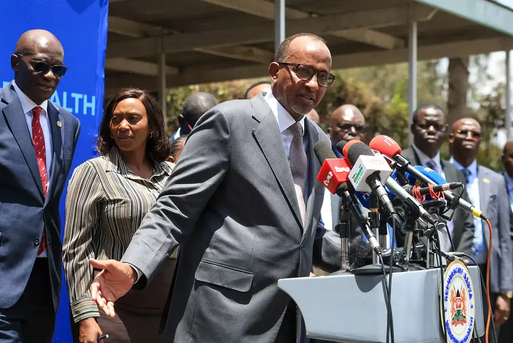 Kenyas hälsominister Aden Duale håller pressträff.