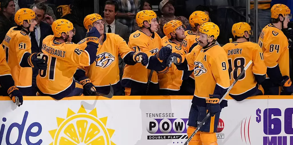 Filip Forsberg firar sitt mål tillsammans med lagkamraterna i Nashville Predators.