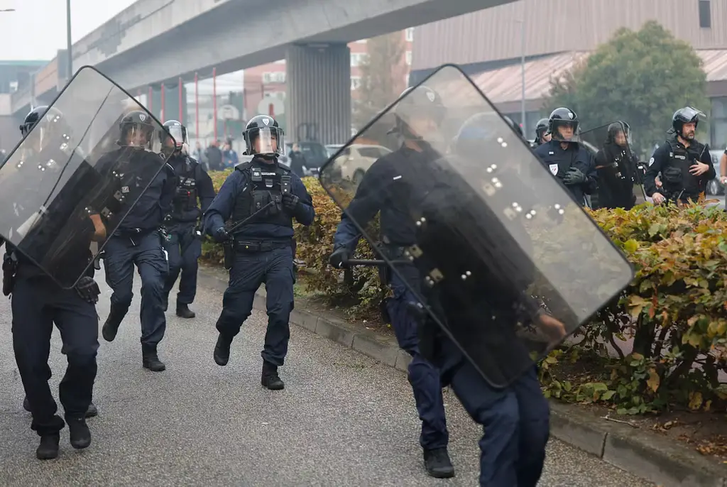 Kravallpolis under en annan skolprotest i franska lille.
