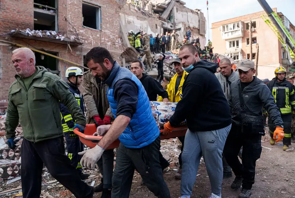Lokalbor hjälper till med räddningsarbetet efter attacken mot Pryluky i norra Ukraina.